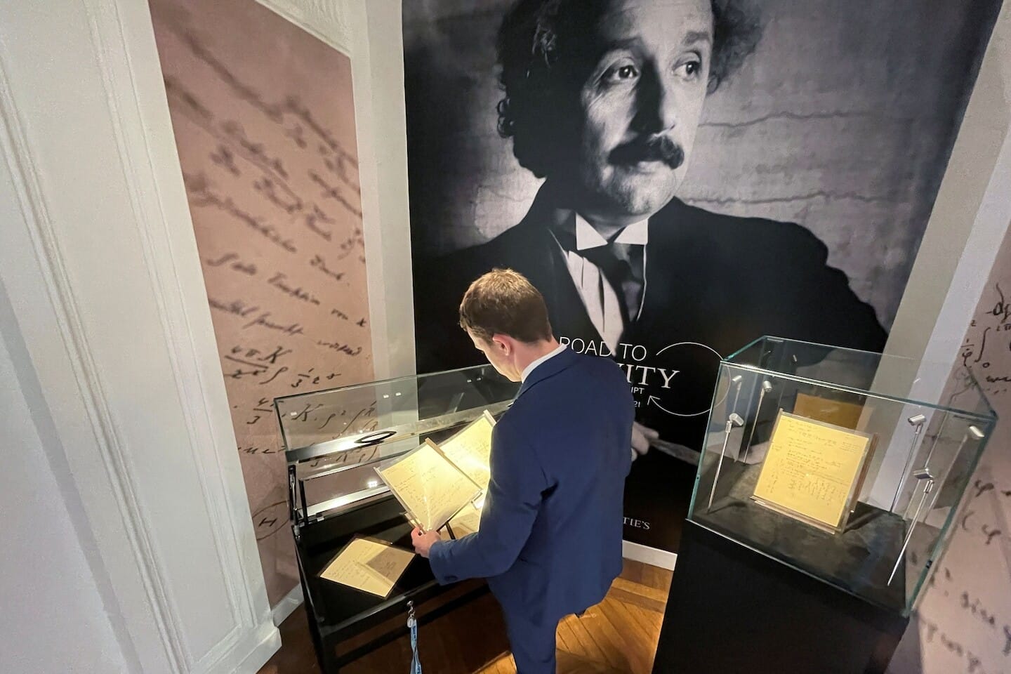 Un manuscrit d'Einstein bat des records aux enchères