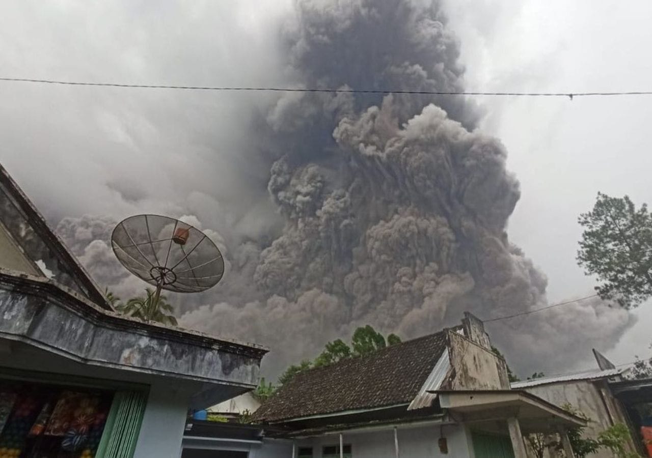 Indonésie : l'éruption d'un volcan fait 34 morts