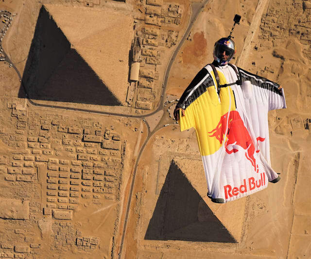 Vol en wingsuit : ils frôlent les pyramides de Gizeh 2 Vol en wingsuit : ils frôlent les pyramides de Gizeh