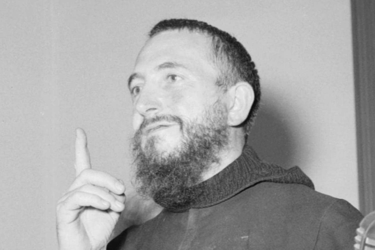 20973249 L'abbé Pierre, une vie à lutter contre la pauvreté