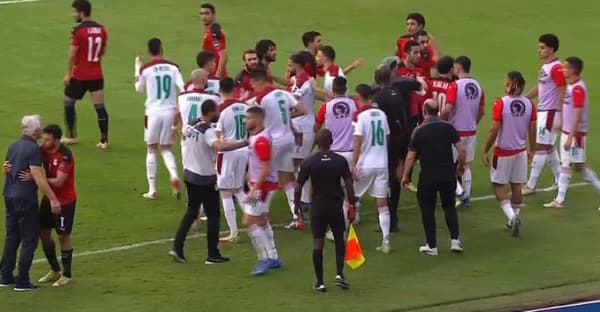 Début de bagarre lors du match Maroc-Egypte