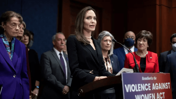 Au Congr&egrave;s, Angelina Jolie appelle &agrave; une nouvelle loi contre les violences faites aux femmes