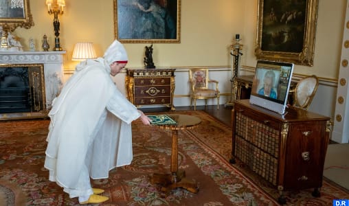 Hakim Hajoui remet ses lettres de créances à la reine Elizabeth II