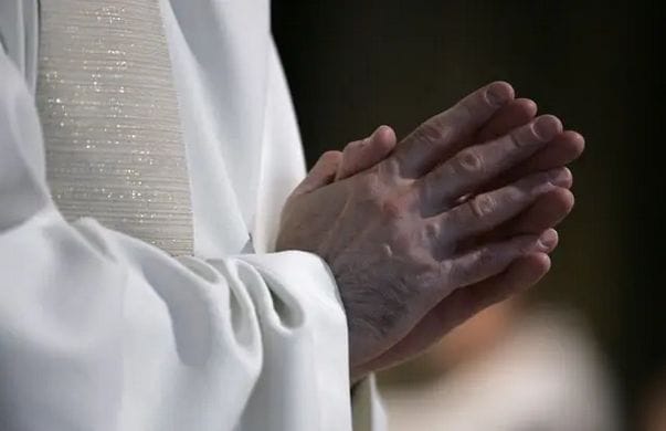 New York : un ex-évêque admet avoir couvert 25 ans d'abus sexuels sur des enfants 2 Image d'illustration d'un prêtre © AFP