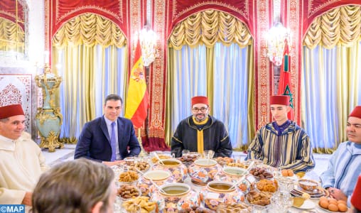 Le Roi offre un iftar en l’honneur du président du gouvernement espagnol 2 Le roi Mohammed VI, accompagné du prince héritier Moulay El Hassan et du prince Moulay Rachid, offre un iftar en l'honneur de Pedro Sanchez, président du gouvernement espagnol
