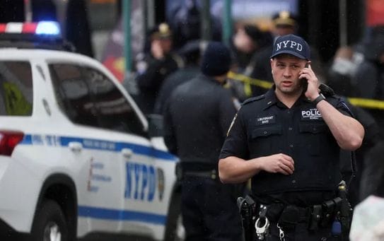 Au moins 16 personnes ont été blessées, dont dix par balles, quand un homme a ouvert le feu dans le métro de New York, à Brooklyn, le 12 avril 2022 © AFP