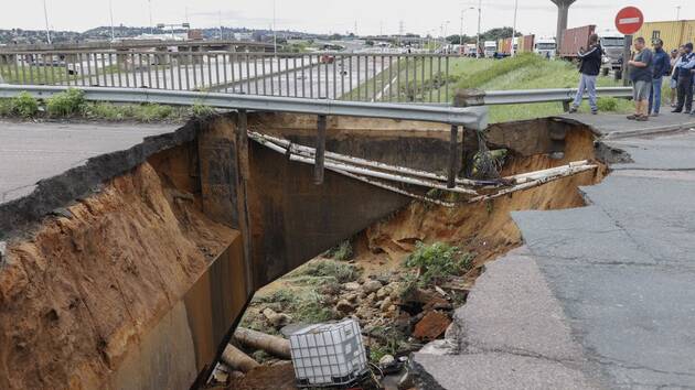 Afrique du Sud : 253 morts dans des inondations 2 Une route éventrée dans la métropole de Durban (Afrique du Sud), le mardi 12 avril 2022 © DR