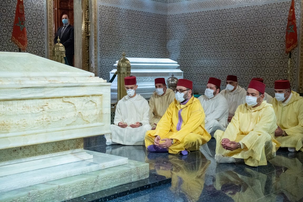 Le roi Mohammed VI se recueille sur la tombe de son grand-père © DR