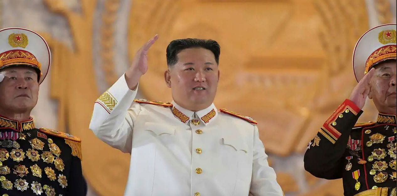 Corée du Nord : Kim Jong Un salue les soldats lors d’un défilé militaire géant à Pyongyang