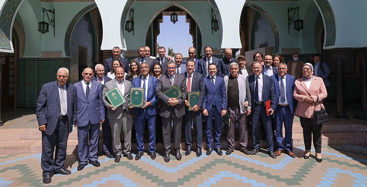 Accord social : les principaux points et réactions 2 Signature d’un accord social et d’une charte nationale du dialogue social entre le gouvernement, la CGEM et les centrales syndicales les plus représentatives © DR