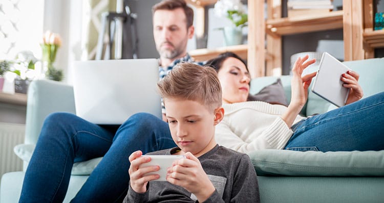 Serions-nous un peu trop accros à nos écrans ? 2 Serions-nous un peu trop accros à nos écrans ?