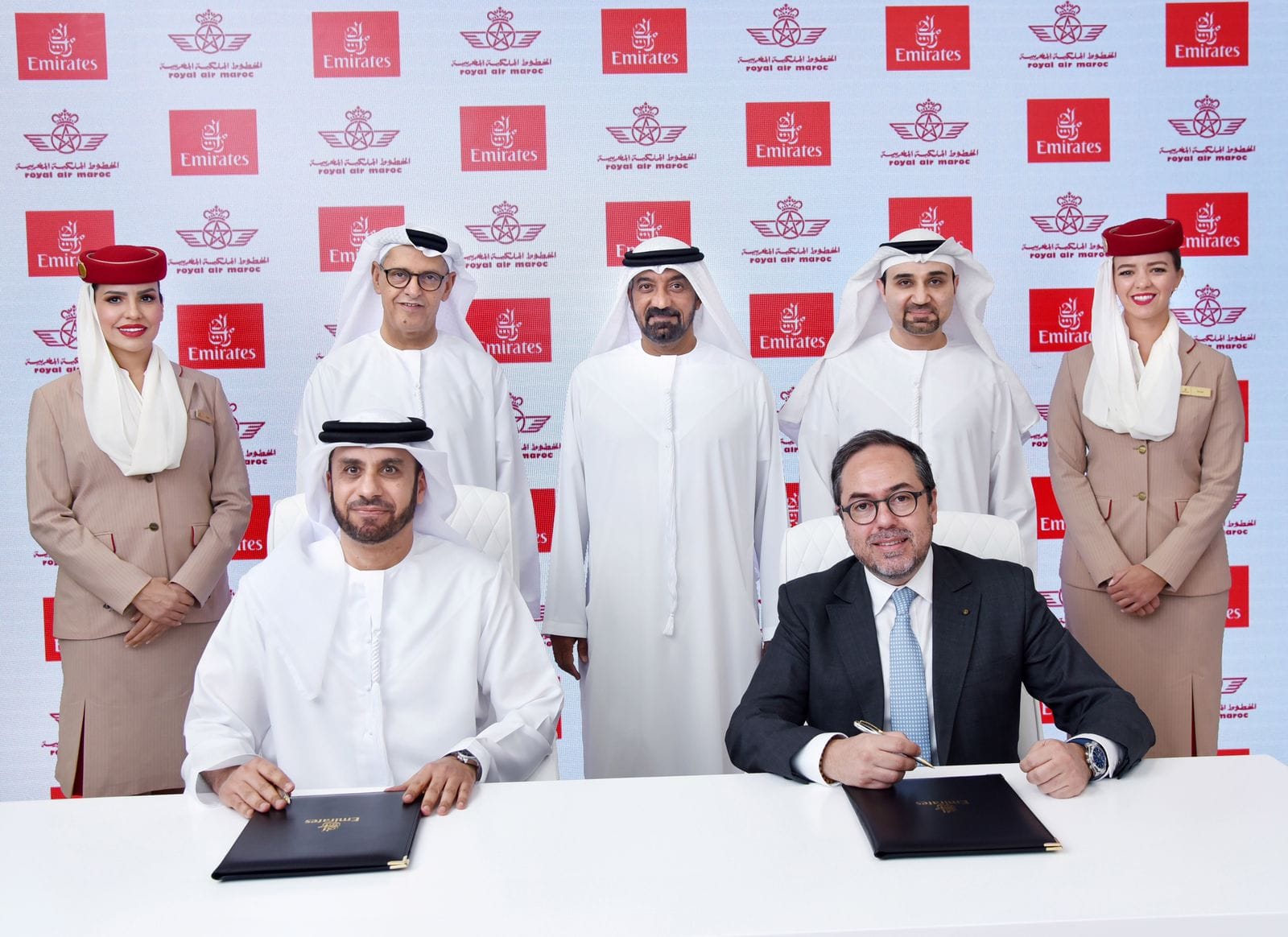 Royal Air Maroc (RAM) et Emirates Airline ont signé, ce mardi 10 mai à Dubaï, un partenariat de code-share (partage de codes). Cette collaboration vise à offrir plus de possibilités de voyages et de choix de connexions aériennes aux clients des deux compagnies sur leurs vols reliant Dubaï et Casablanca, ainsi que vers d’autres destinations. Selon un communiqué de presse, RAM et Emirates Airline proposeront dès fin mai 2022 des vols en partage de codes, non seulement entre Dubaï et Casablanca, mais aussi vers un total de 209 destinations combinées. Cet accord permettra aux passagers de bénéficier de tarifs plus compétitifs, de connexions fluides et de facilités de transfert des bagages vers leur destination finale. «Les nouveaux vols en partage de codes seront commercialisés sur les sites web des deux compagnies (royalairmaroc.com et emirates.com) et leurs agences commerciales, mais également auprès des agences de voyages traditionnelles et des plateformes de vente en ligne», explique la même source. Grâce à ce nouveau partenariat, les clients d’Emirates auront accès à 17 destinations marocaines et 63 internationales, dont un vaste réseau en Afrique du Nord, Afrique de l’Ouest et Afrique Centrale couvrant 25 métropoles. Les clients de RAM, bénéficieront de leur côté d’un accès à plus de 130 destinations, dont 60 villes au Moyen-Orient, aux États-Unis d’Amérique, en Asie de l’Ouest et en Extrême-Orient, et ce, outre le hub Dubaï. À l’occasion de cette signature, Hamid Addou, président directeur général de RAM, a déclaré : «Nous sommes très heureux de conclure cet important partenariat avec Emirates qui contribuera fortement au renforcement de notre trafic aérien, et offrira à nos passagers un large éventail de destinations ainsi qu’une meilleure expérience client grâce à des correspondances optimisées et un enregistrement de bout en bout, avec une assistance aéroportuaire internationale au sein des réseaux des deux compagnies». Adnan Kazim, directeur commercial d’Emirates Airline, se dit, quant à lui, «ravi de renforcer notre partenariat avec Royal Air Maroc à travers ce partage de codes et d’offrir ainsi à nos clients une sélection très large de destinations à travers le Maroc, ainsi qu’un grand choix de destinations en Afrique. Ceci contribuera à renforcer la connectivité de notre réseau, et de proposer aux voyageurs d’affaires et de loisirs un plus grand choix et une plus grande commodité lors des correspondances entre nos deux compagnies. Nous sommes déterminés à développer notre collaboration afin d’offrir de plus grands avantages à nos clients». D’après le communiqué, ce nouvel accord de partage de codes coïncide avec les 20 ans de service d’Emirates Airline à Casablanca. Depuis 2002, cette compagnie a transporté plus de 3,4 millions de passagers entre Dubaï et Casablanca, soutenant ainsi l’industrie du tourisme du Royaume, développant les voies commerciales et faisant connaître la culture et les traditions marocaines au monde entier. Aujourd’hui, elle assure huit vols hebdomadaires à destination de Casablanca. Royal Air Maroc lancera aussi très prochainement une ligne directe reliant Casablanca à Dubaï à raison de quatre fréquences par semaine.