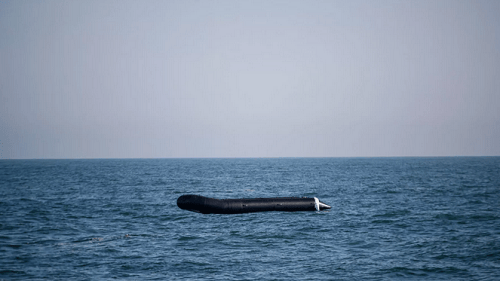 Embarcation de fortune vide en pleine mer après avoir été utilisée par des migrants pour leur traversée Crédit: AFP
