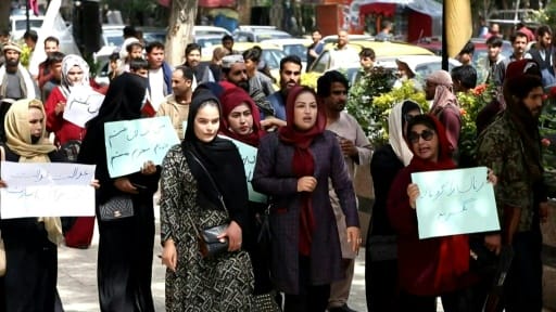 À Kaboul, des femmes protestent contre le port obligatoire du voile intégral