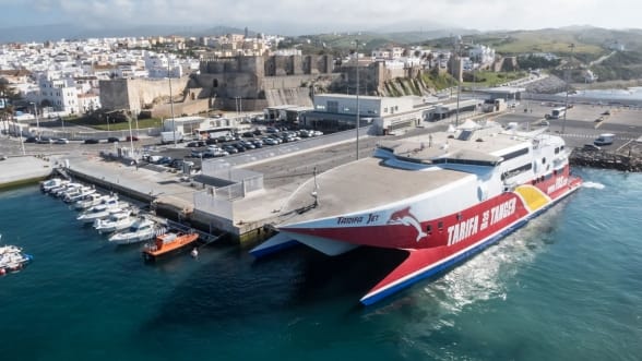 Un ferry assurant la traversée du Détroit manœuvrant au Port de Tarifa