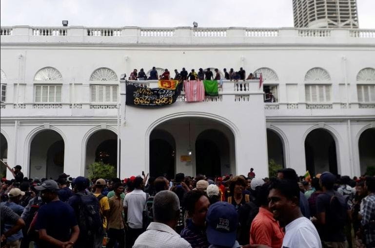Sri Lanka : le président en fuite, des manifestants piquent une tête dans sa piscine