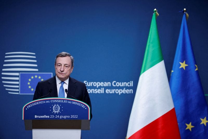 FILE PHOTO: European Union leaders meet in Brussels Mario Draghi démissionne, le président italien refuse