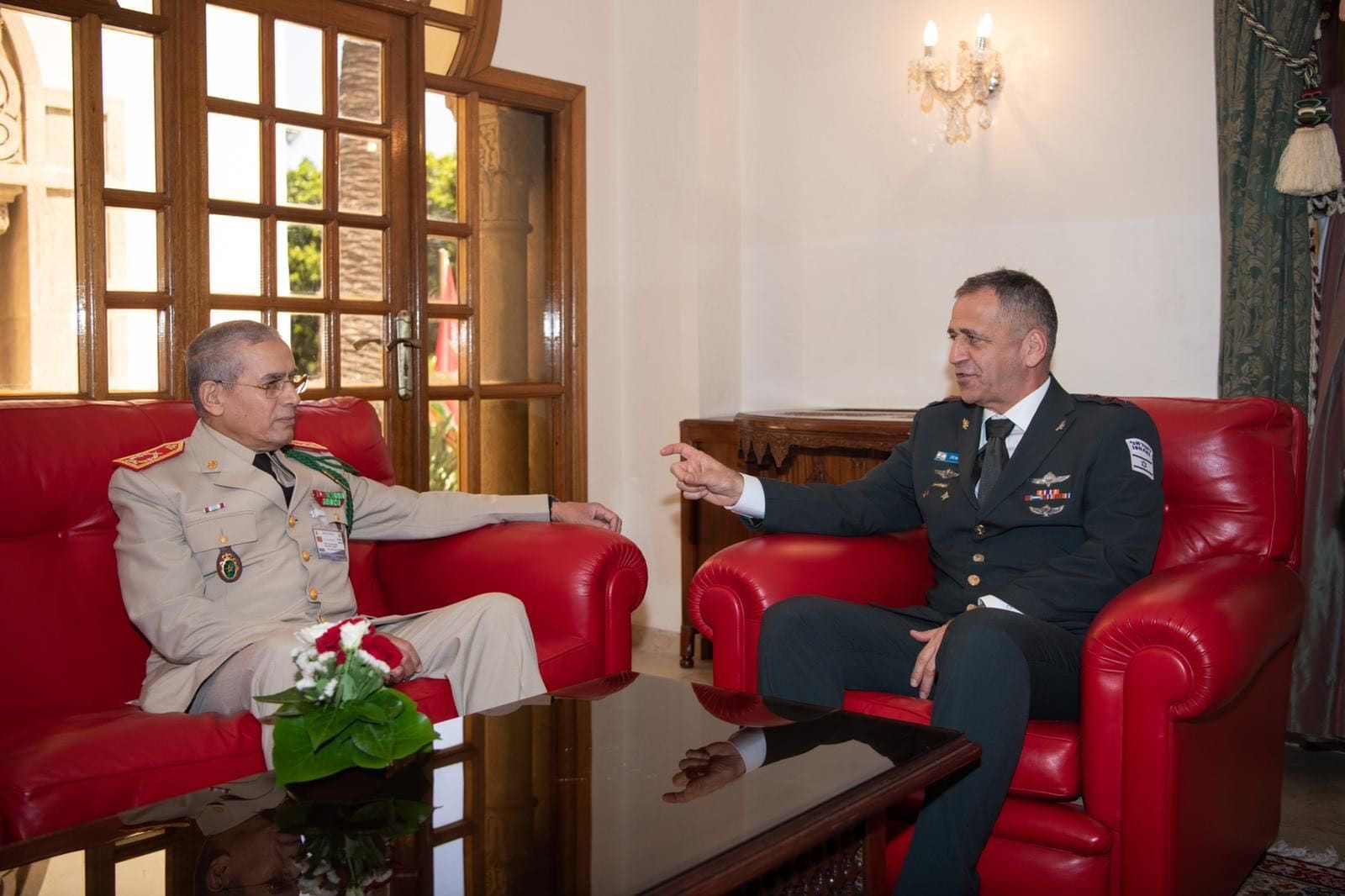 Belkhir El Farouk, inspecteur général des FAR et commandant de la zone Sud, accueille Aviv Kohavi, chef d’État-Major et commandant en chef de l’armée israélienne © Twitter