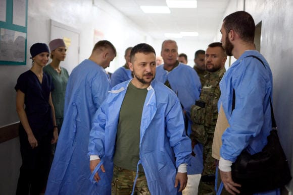 Le président ukrainien, Volodymyr Zelensky, rend visite à des militaires ukrainiens blessés dans un hôpital, à Odessa, le 29 juillet 2022.