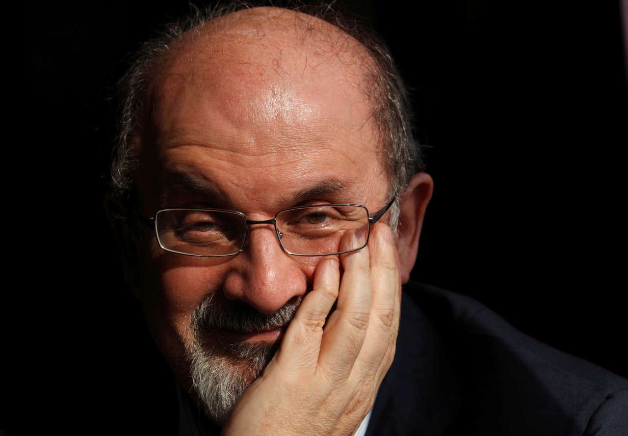 Après avoir été poignardé, Salman Rushdie sur la «voie de la guérison»