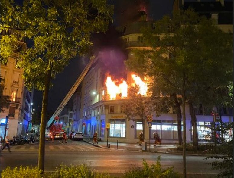 Un incendie détruit un immeuble haussmannien à Paris