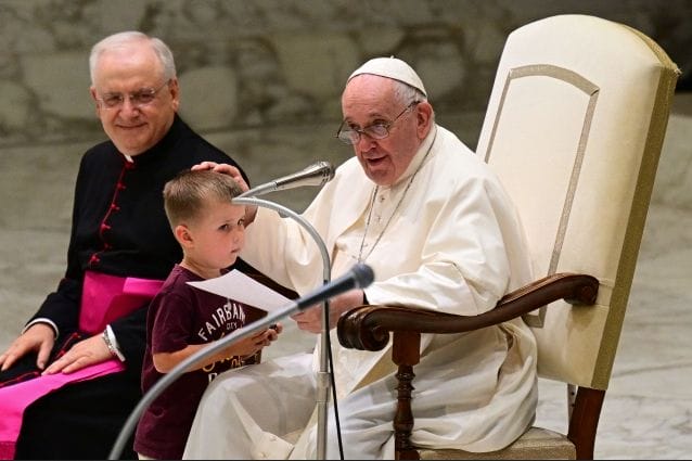 Vatican : quand un petit garçon s’invite à l’audience du Pape