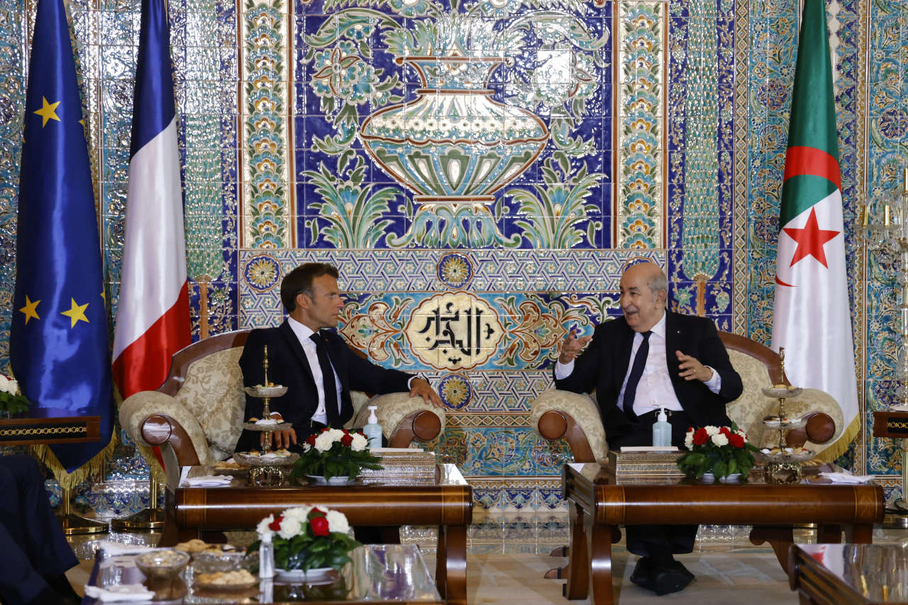 Le président français Emmanuel Macron et le président algérien Abdelmadjid Tebboune, au salon VIP de l’aéroport d’Alger, le 25 août 2022. © Ludovic MARIN / AFP