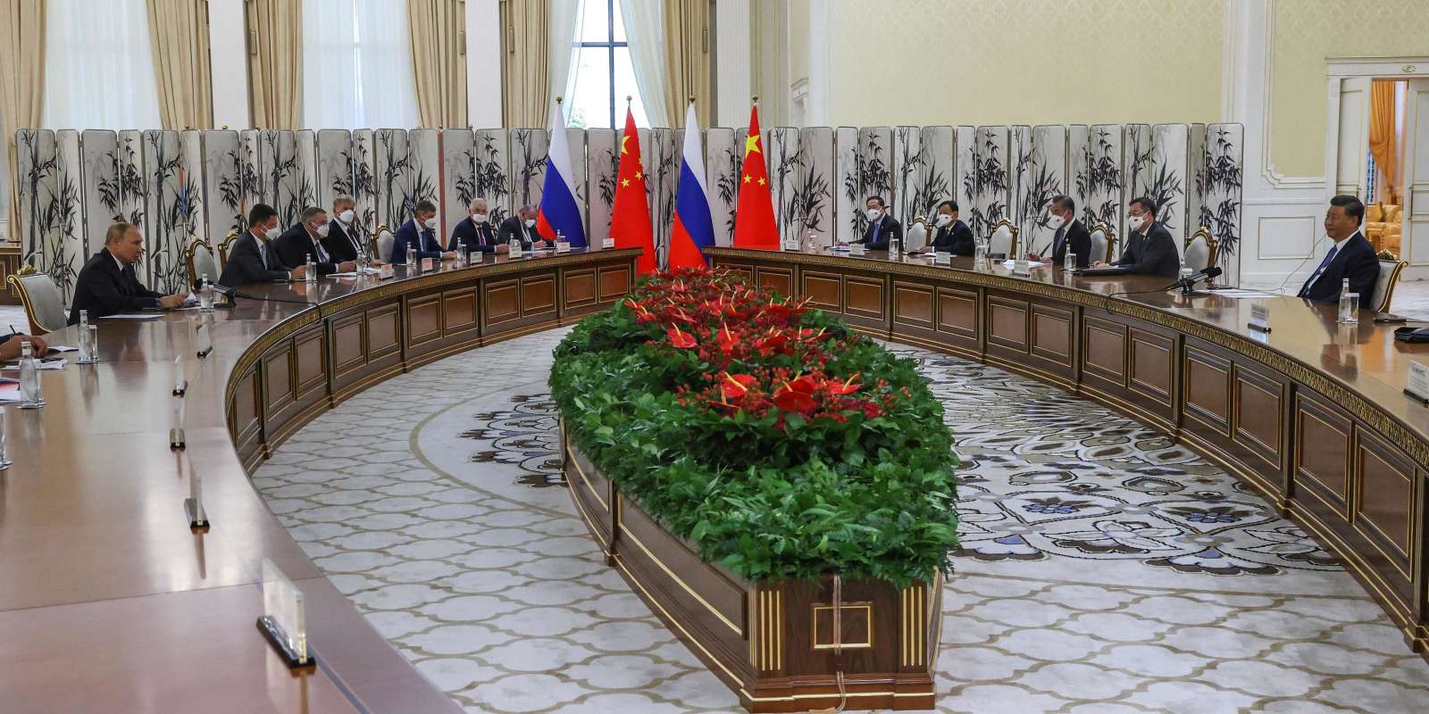 Le président Vladimir Poutine et son homologue chinois Xi Jinping Ouzbékistan, à Samarcande lors de la première réunion de l'Organisation de coopération de Shanghaï (OCS), le 15 septembre 2022. © Alexandr DEMYANCHUK / AFP