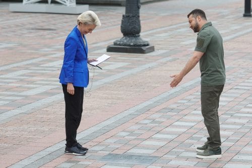 La présidente de la Commission européenne, Ursula von der Leyen, et Volodymyr Zelensky à côté d’une plaque portant le nom de Mme Von der Leyen, sur l’allée de la Bravoure, à Kiev, le 15 septembre 2022. © Valentyn OGIRENKO / REUTERS 