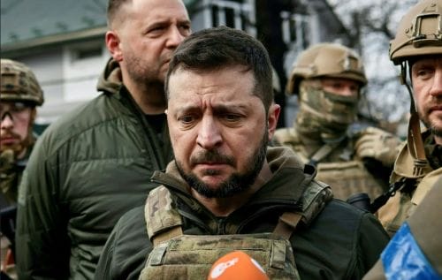 Volodymyr Zelensky à Boutcha, pour constater l’ampleur des exactions russes dans cette banlieue de Kiev, avril 2022. © Ronaldo Schemidt / AFP