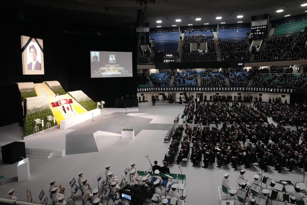 Au Japon, hommage et controverse pour les funérailles nationales de Shinzo Abe