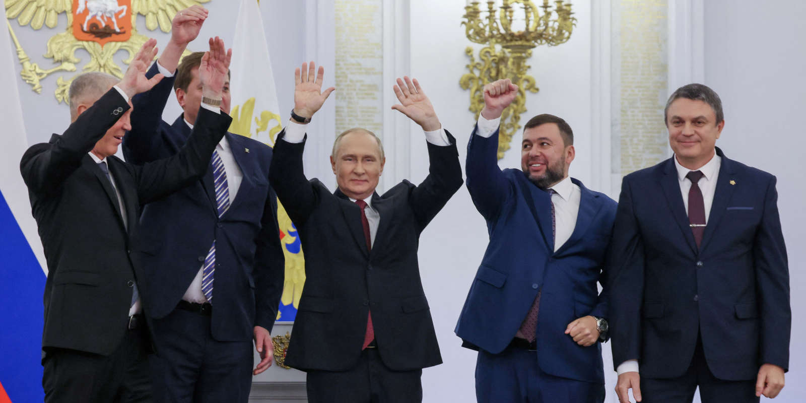 Le président Vladimir Poutine entouré de Denis Pouchiline, Leonid Passetchnik, Vladimir Saldo et Yevgeny Balitsky, les dirigeants installés par la Russie dans les régions ukrainiennes ; à Moscou, le 30 septembre 2022. © SPUTNIK / VIA REUTERS