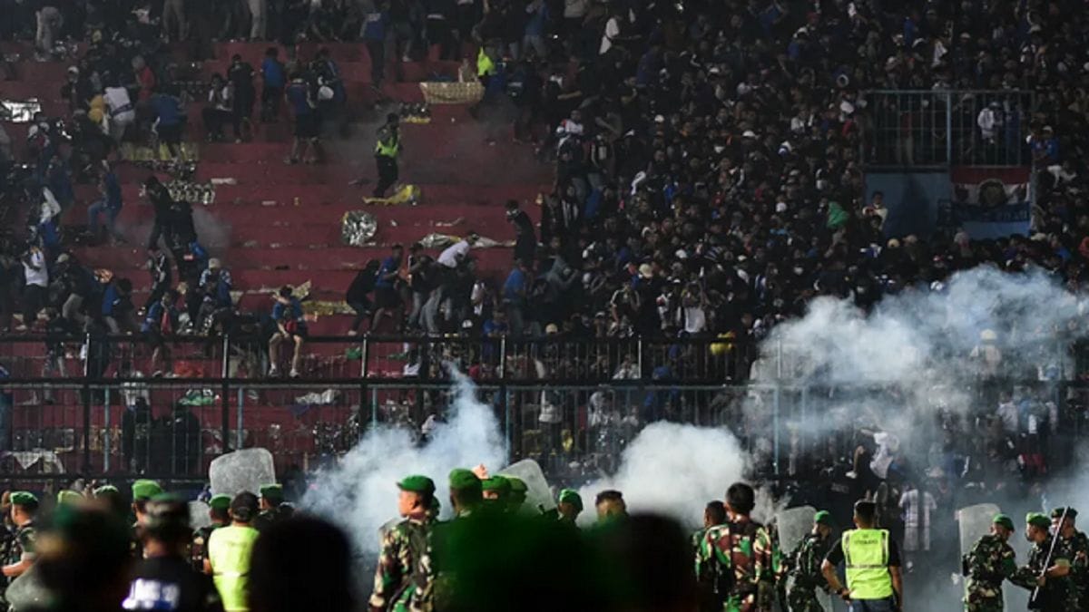 Indonésie : au moins 174 morts après un mouvement de foule dans un stade de football