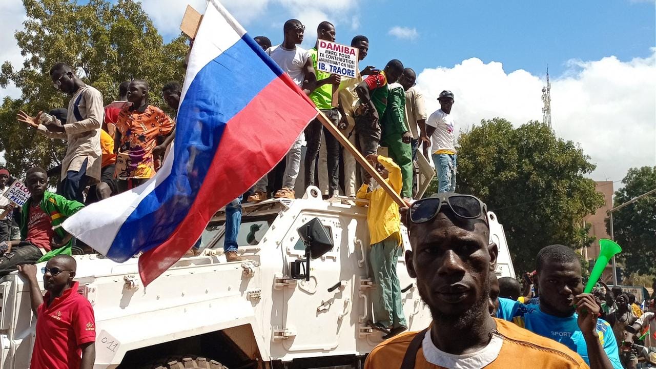 burkina-drapeau-russe Burkina Faso : manifestations anti françaises, la Russie n’explique pas tout
