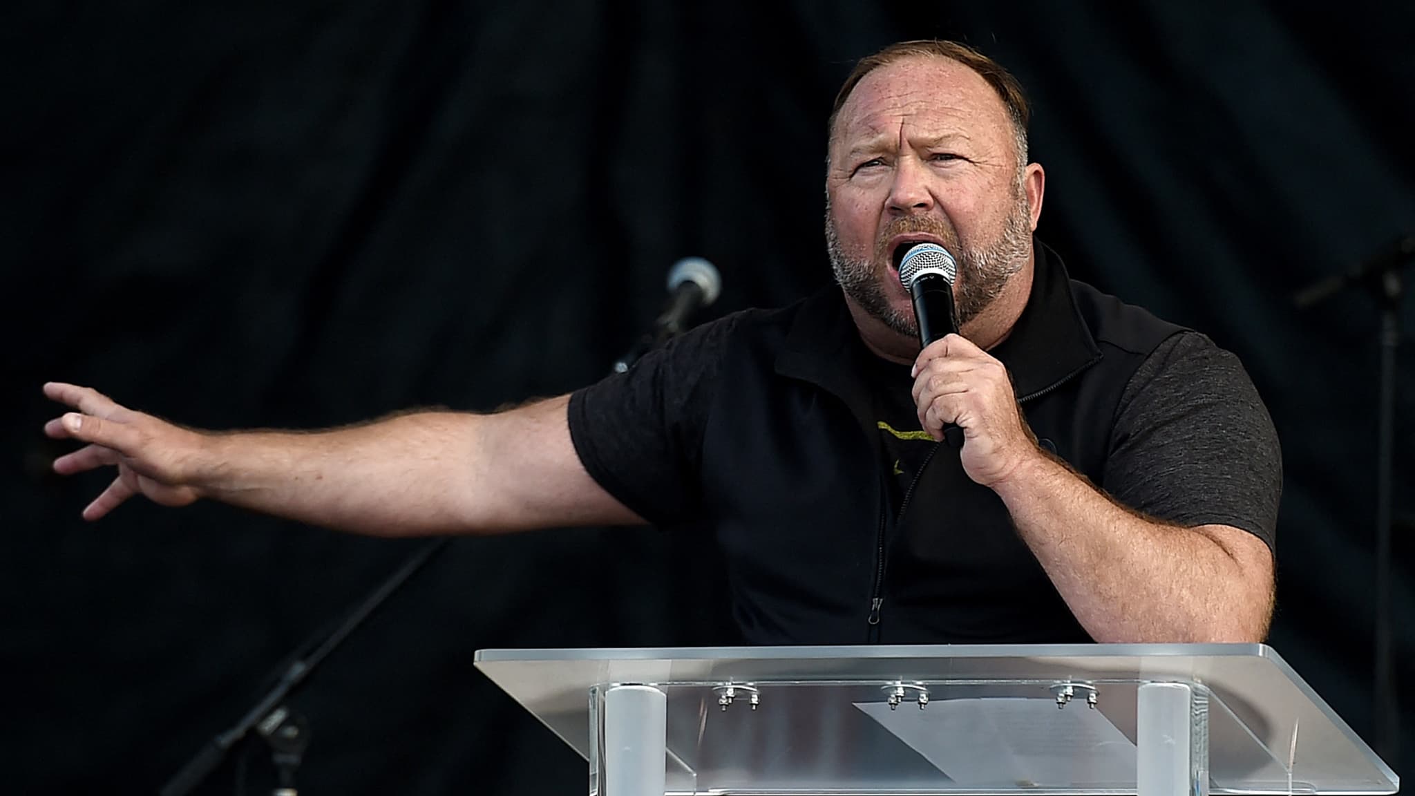 Alex Jones condamné à verser 1 milliard de dollars après avoir nié la pire tuerie survenue dans une école américaine