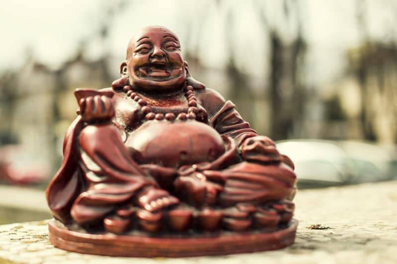 Bouddha rieur : plus qu’un simple porte-bonheur ?