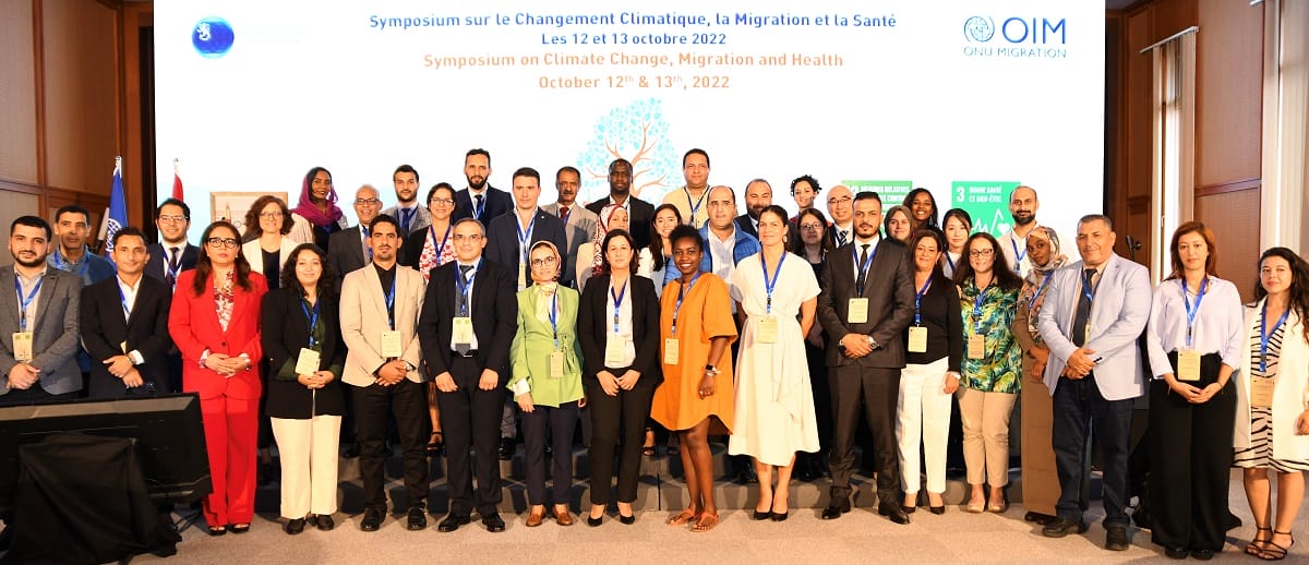 En amont de la COP27, qui se tiendra en Egypte en novembre 2022, l'Organisation internationale pour les migrations (OIM) au Maroc a organisé, du 12 au 13 octobre à Marrakech, un symposium sur le changement climatique, la migration et la santé. L’objectif est de traiter l'interconnexion entre le changement climatique et les questions de migration et de santé. Plusieurs recommandations ont été émises en marge de cet événement, dont la nécessité de renforcer le bilan des politiques de santé nationales, régionales et internationales favorisant l'utilisation des services de santé par les migrants.