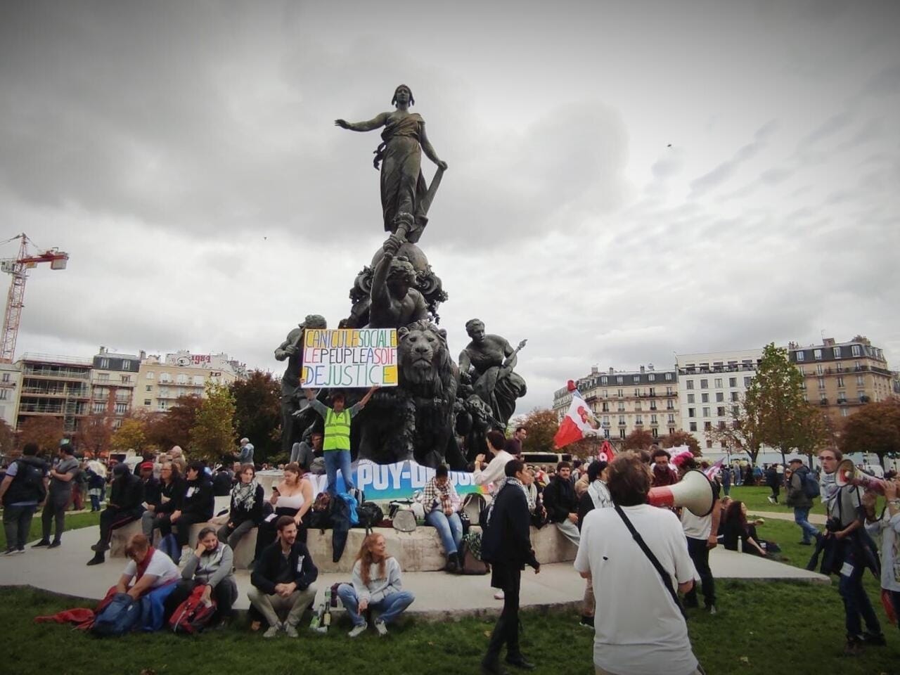 «Taxer les riches, ce serait déjà pas mal» : lorsque les français manifestent «contre la vie chère et l'inaction climatique»