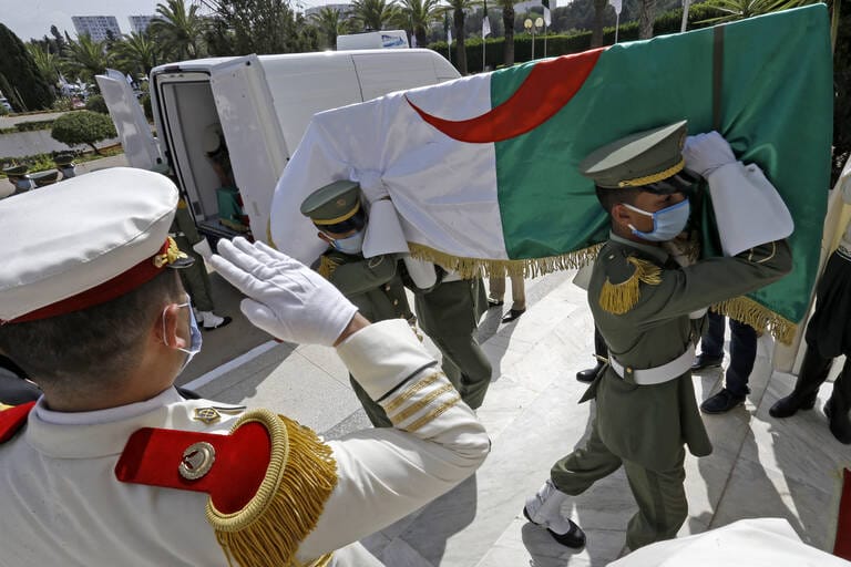 Retour à Alger des crânes de résistants, le 4 octobre 2020. © Bilal Bensalem / AFP