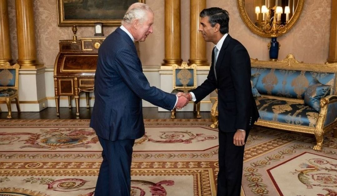 Rishi Sunak officiellement Premier ministre, s’exprime pour la première fois à Downing Street