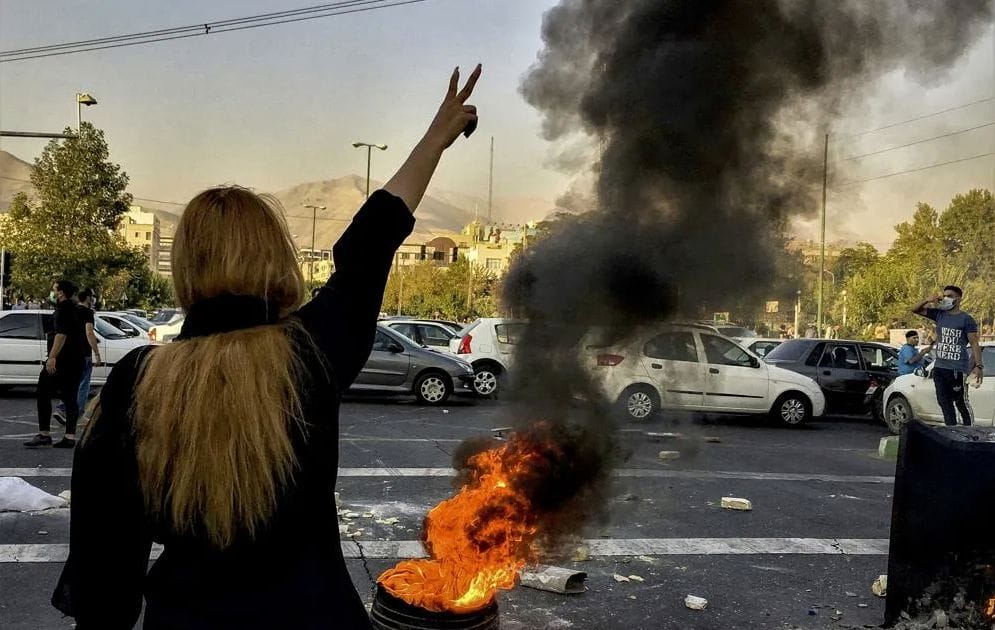 Iran : le port obligatoire du voile risquerait-il d'aggraver les protestations ?