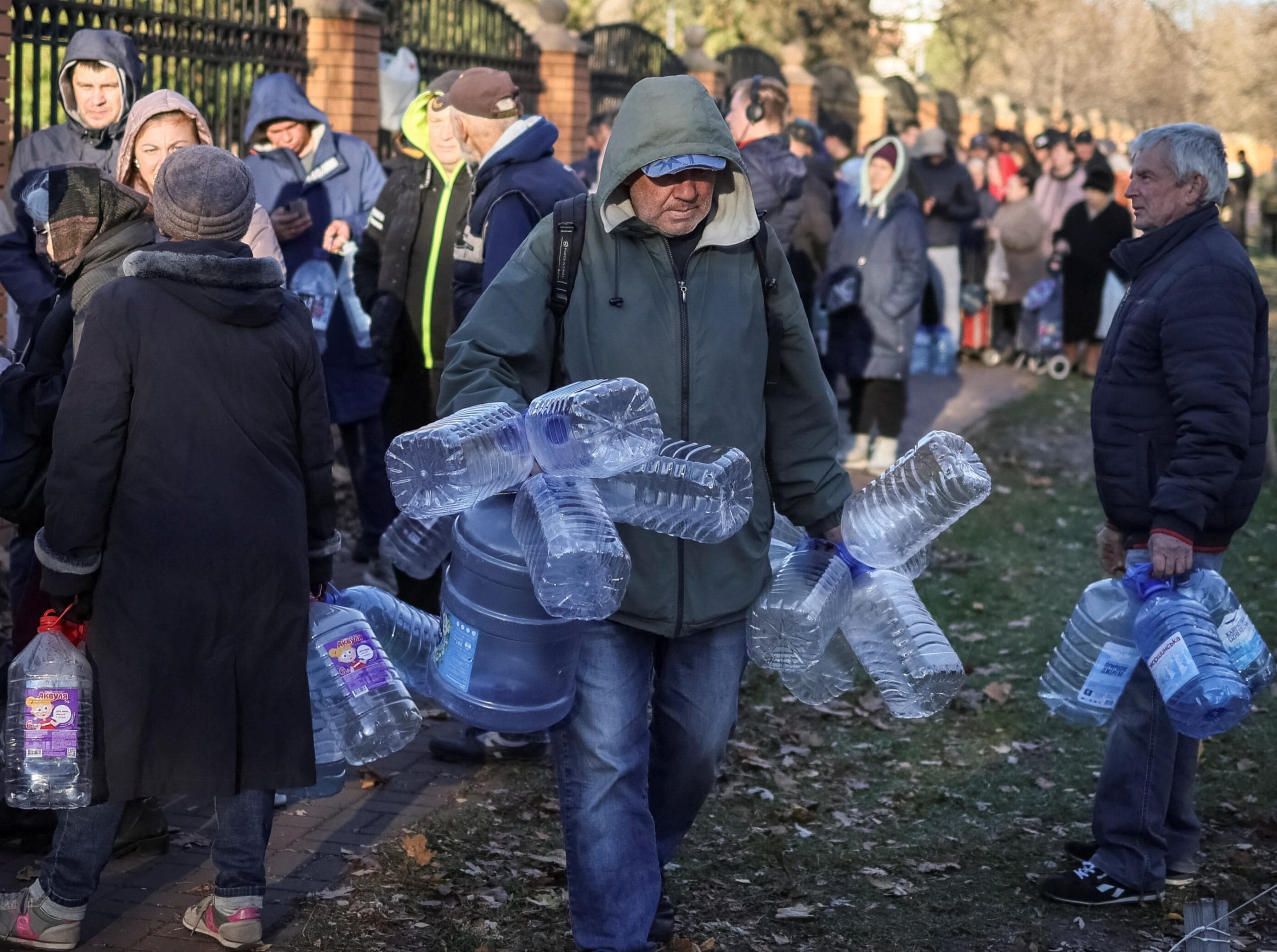 Privés d'eau après les frappes russes, des habitants de Kiev se débrouillent