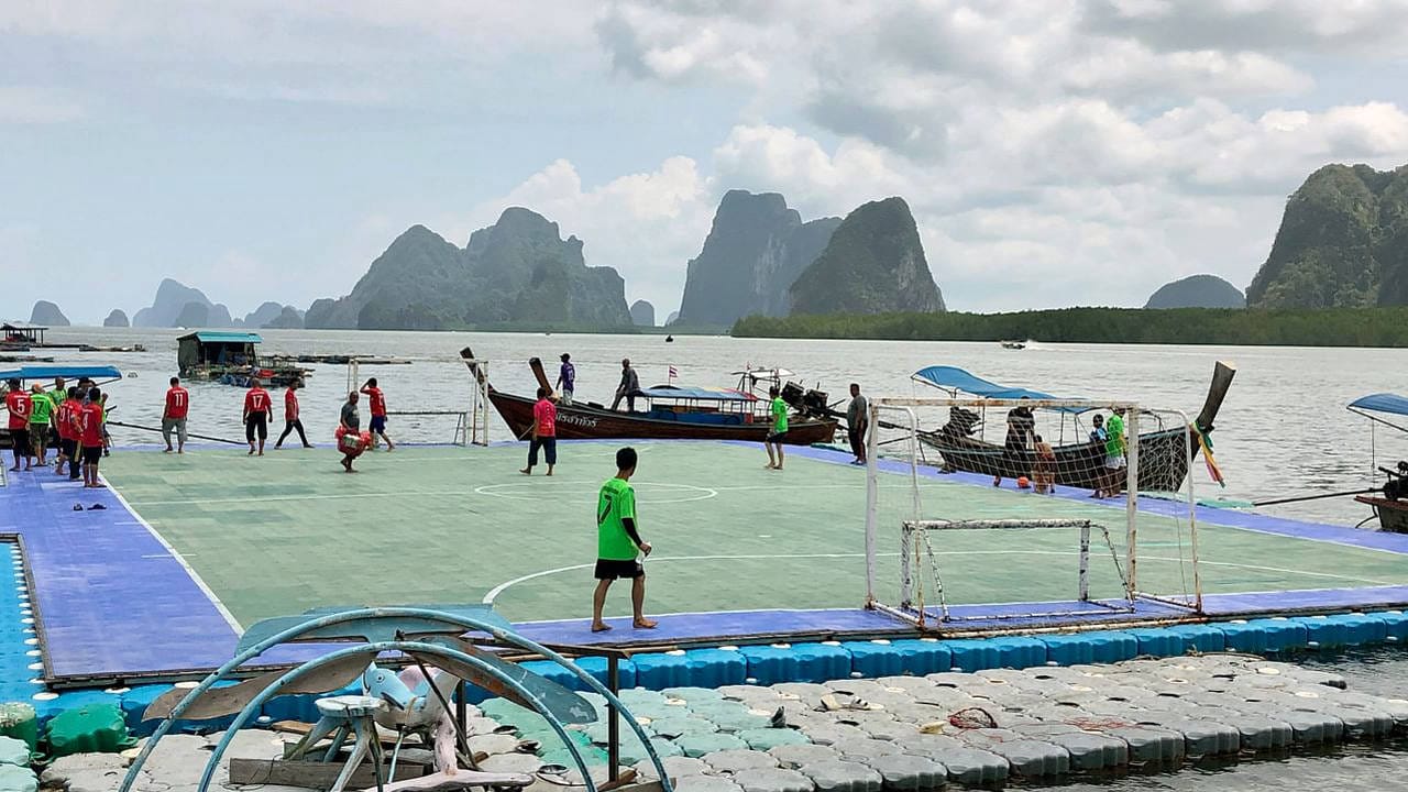 Thaïlande : un terrain de football insolite