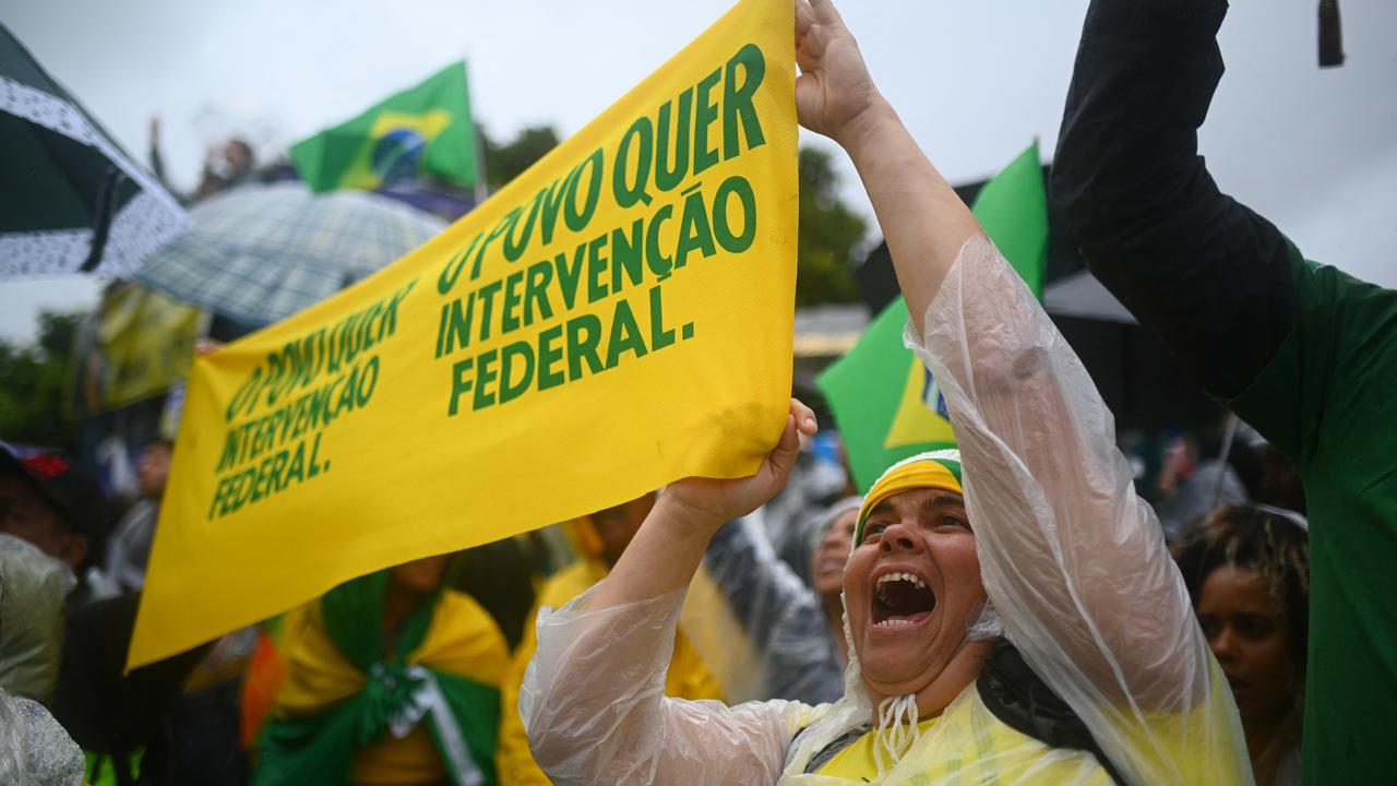 Au Brésil, des manifestants pro-Bolsonaro réclament l'intervention de l'armée