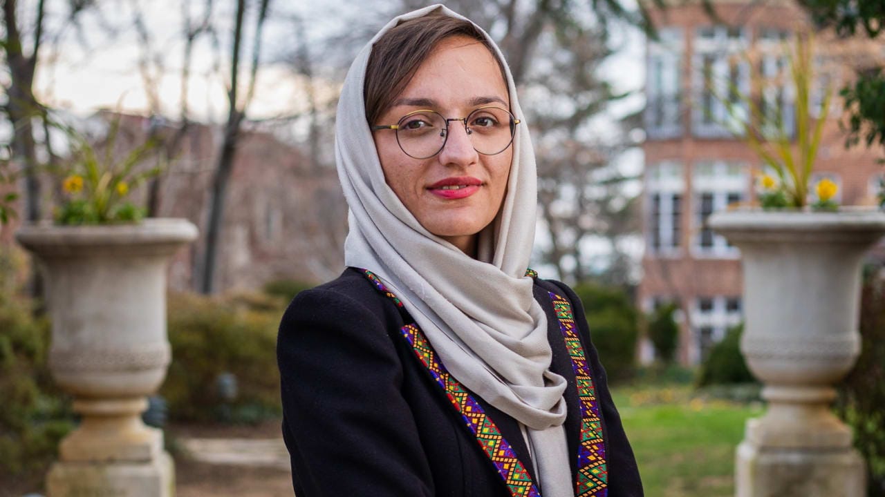 Zarifa Ghafari, la plus jeune maire d’Afghanistan