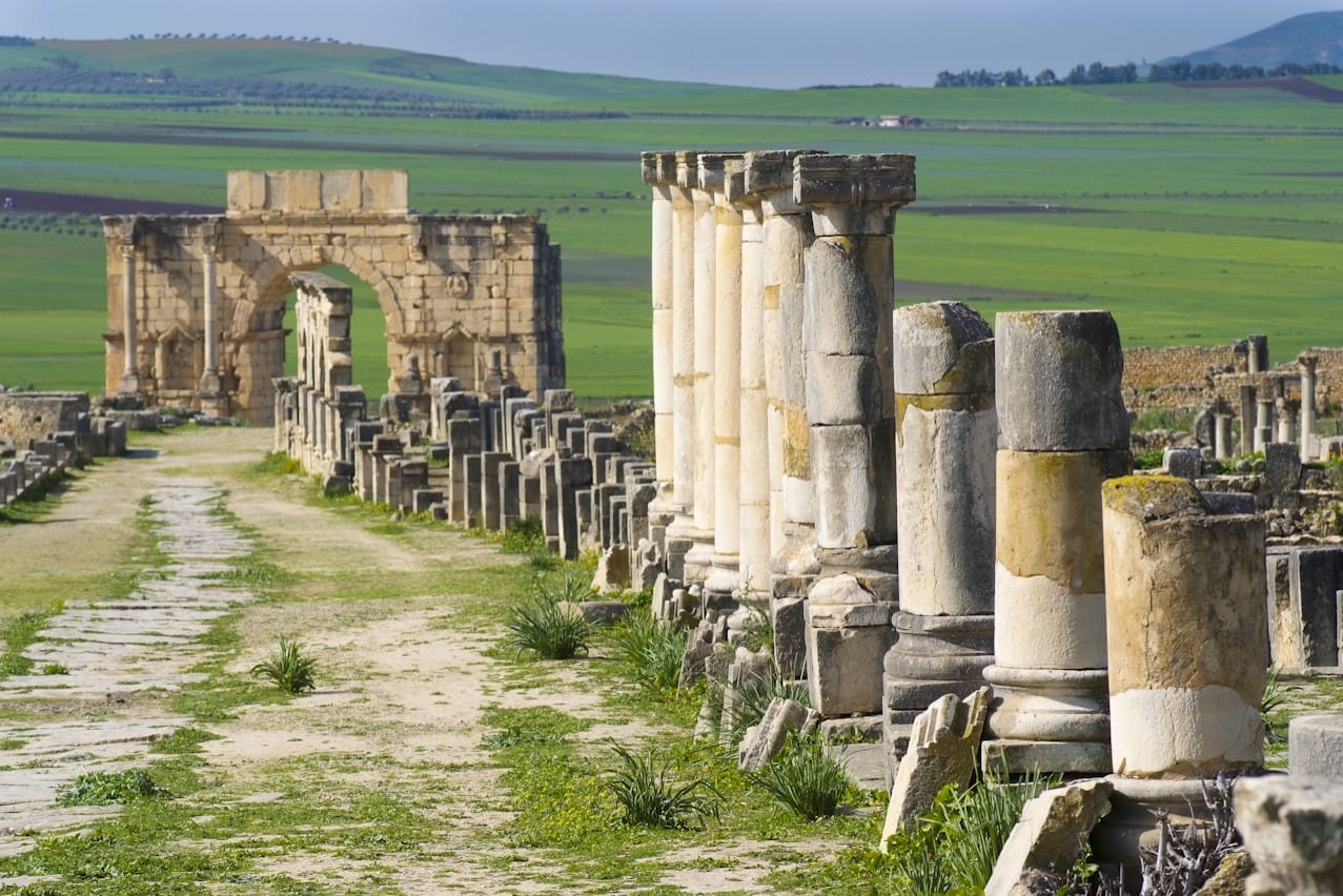 Les vestiges de Volubilis se trouvent dans les contreforts du massif de Zerhoun, à 28 km de Meknès. La cité romaine, datant du IIIᵉ siècle av. J.-C., tire son nom du mot berbère Oualili, qui désigne la fleur colorée du liseron et qui est abondante dans la région. Les ruines de ce site archéologique, le plus vaste du Maroc avec 18 hectares, et accessible au public sur une surface totale estimée à 40 hectares, sont actuellement en restauration. Une opération à laquelle contribue aussi l’Italie.