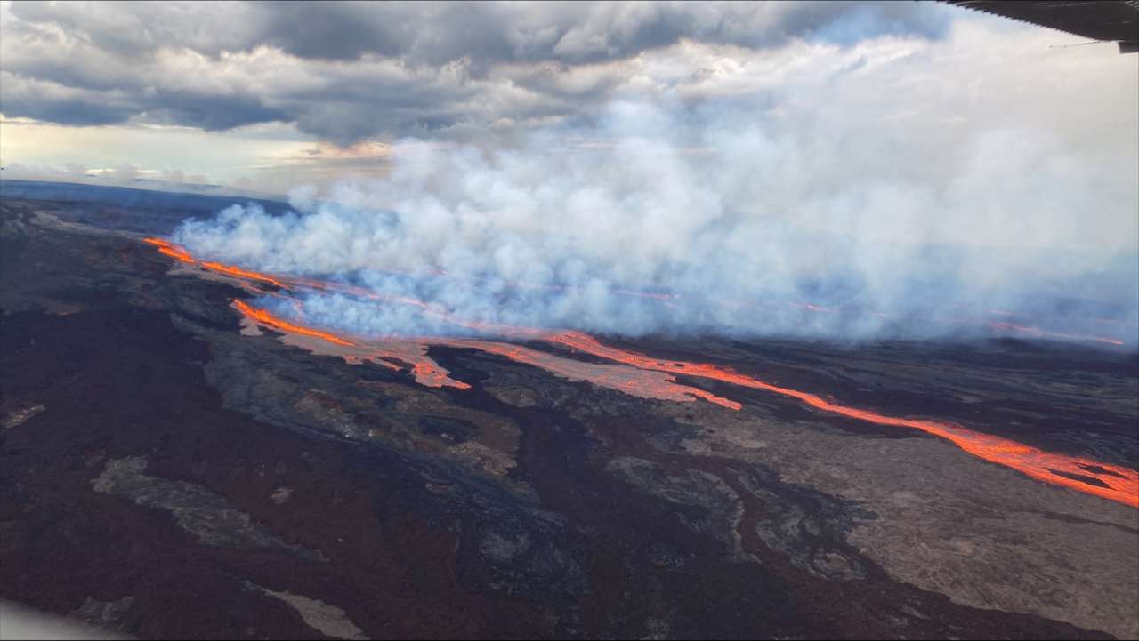 Mauna Loa : réveil du plus grand volcan actif du monde à Hawaii