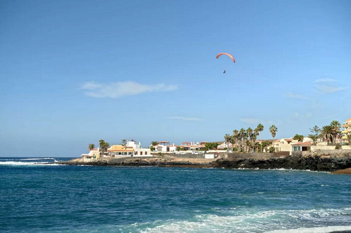 Un migrant rentre dans la ville occupée de Melilia en parapente