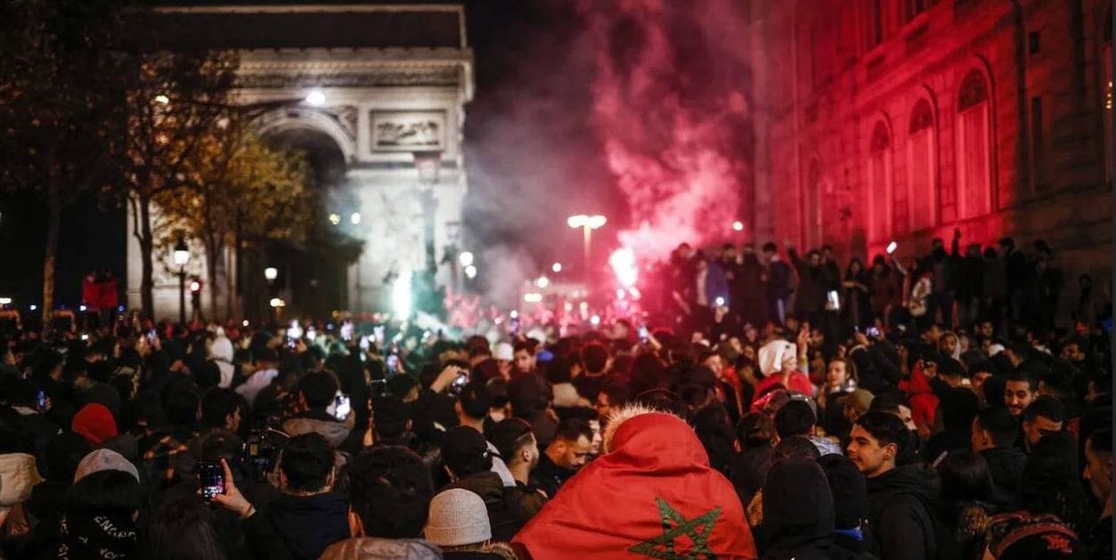 Après la victoire du Maroc contre l’Espagne en huitièmes de finale de la Coupe du monde au Qatar, des scènes de liesse ont eu lieu, notamment sur les Champs-Élysées, à Paris.