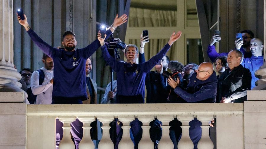 Un retour au pays triomphal pour les Bleus